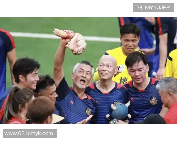 足球明星化身老年人展现别样风采引发热议与关注